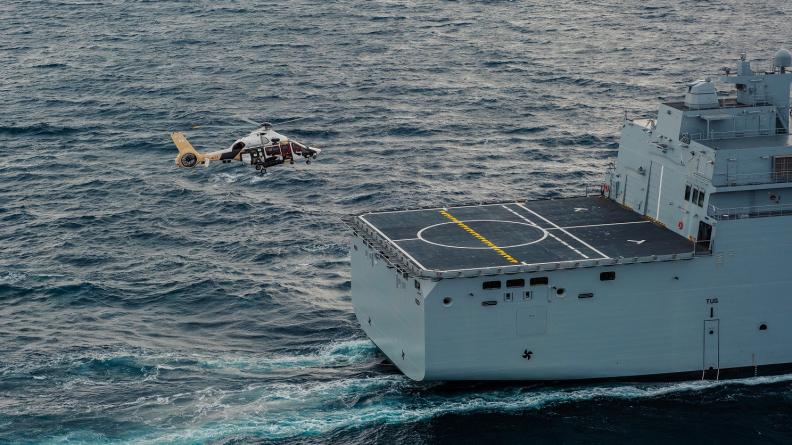 First contact between the prototype of the Guépard helicopter and the French Navy warship 1